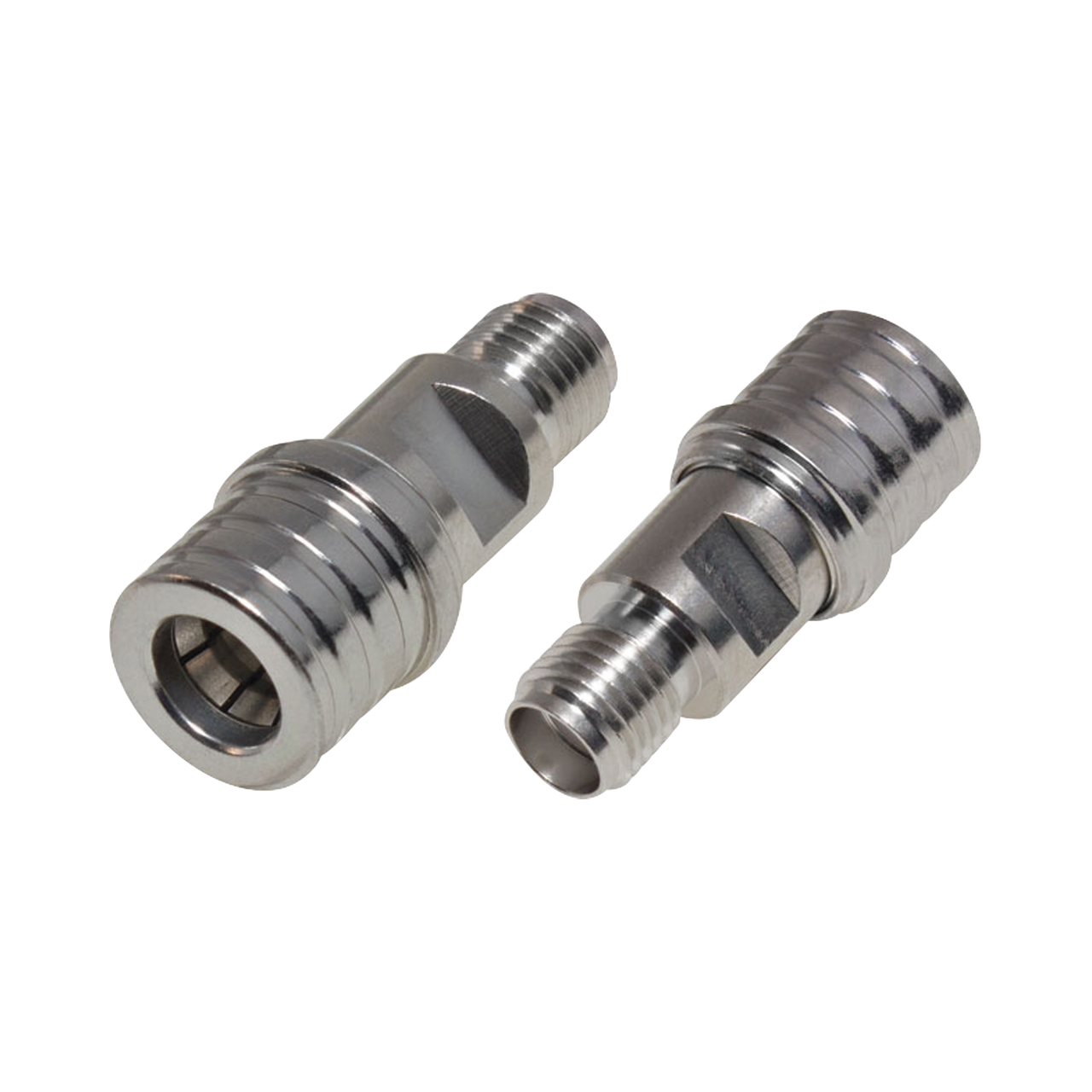 RQA-5405-LP Adaptador en Línea de Bajo PIM, de Conector QMA (Quick Mate) Macho a SMA Hembra, Bronce Blanco/ Oro/ Teflón.