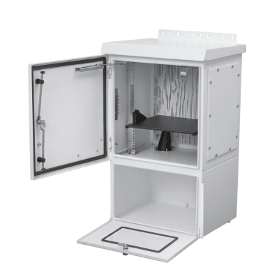 Gabinete Para Exterior OSP ComLine de 18 UR con espacio para Baterías, 700 mm de Ancho, 600 mm de Profundidad De Aluminio, Color Gris Claro Con Protección NEMA 4/12/4X/3/3R; IP66